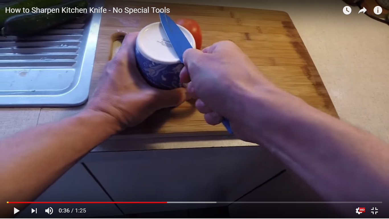 Como afiar sua faca de churrasco com uma caneca